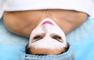 Spa salonda bir maske uygulanıyor