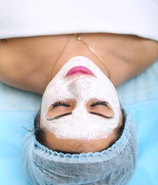 Spa salonda bir maske uygulanıyor
