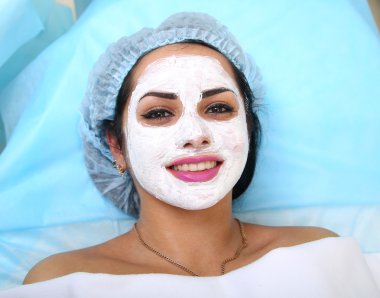 Spa salonda bir maske uygulanıyor