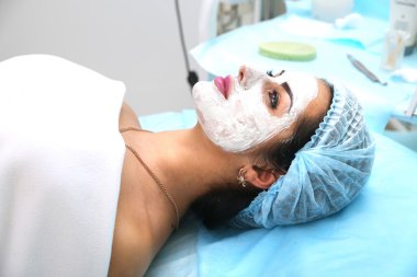 Spa salonda bir maske uygulanıyor