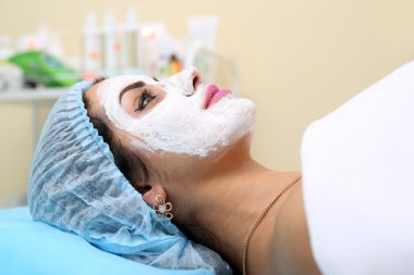 Spa salonda bir maske uygulanıyor