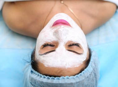 Spa salonda bir maske uygulanıyor