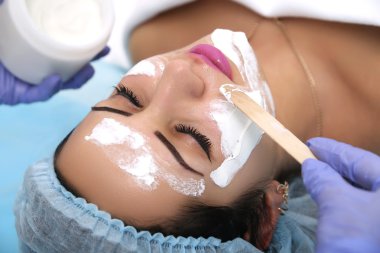 Spa salonda bir maske uygulanıyor