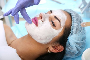 Spa salonda bir maske uygulanıyor