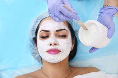 Spa salonda bir maske uygulanıyor