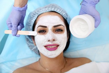 Spa salonda bir maske uygulanıyor