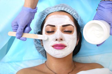 Spa salonda bir maske uygulanıyor