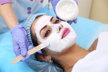 Spa salonda bir maske uygulanıyor