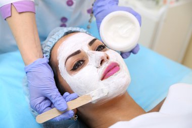 Spa salonda bir maske uygulanıyor