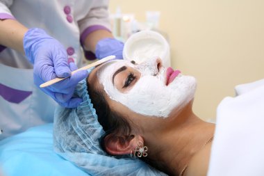 Spa salonda bir maske uygulanıyor