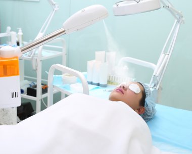 Kadın yüzünü Spa Buhar elde.
