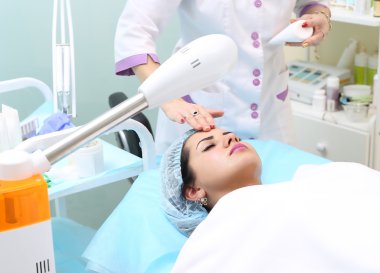 Kadın yüzünü Spa Buhar elde.