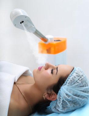 Kadın yüzünü Spa Buhar elde.