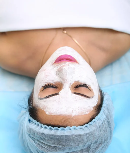 Applying a mask in the spa salon — Stock Photo, Image