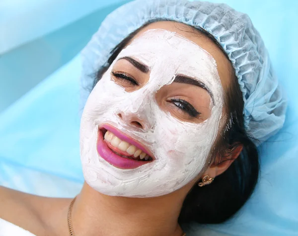 Applying a mask in the spa salon — Stock Photo, Image