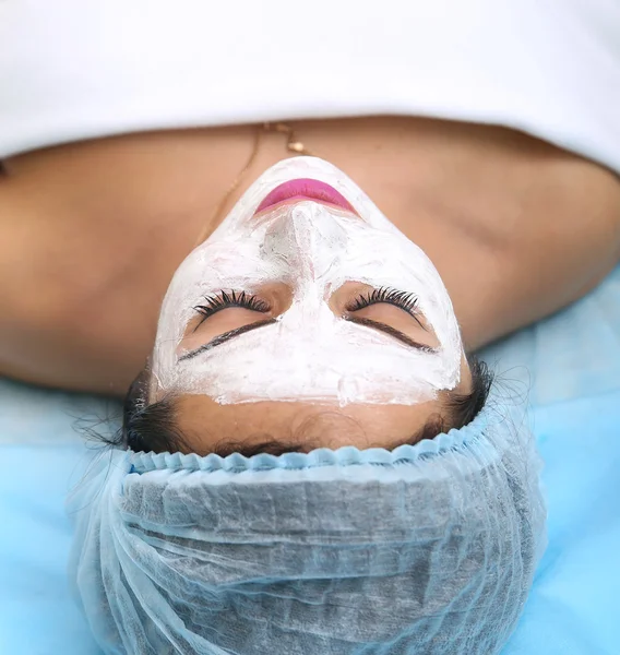 Applicazione di una maschera nel salone spa — Foto Stock