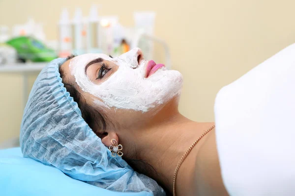 Appliquer un masque dans le salon de spa — Photo