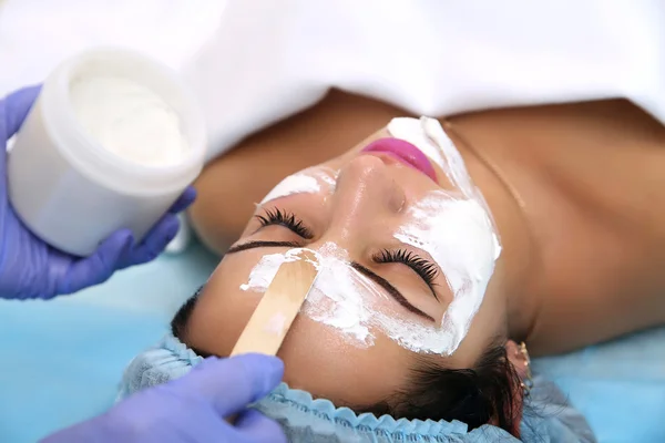 Applicazione di una maschera nel salone spa — Foto Stock