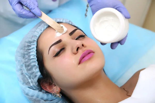 Applying a mask in the spa salon — Stock Photo, Image