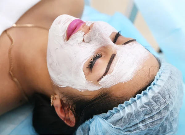 Applying a mask in the spa salon — Stock Photo, Image
