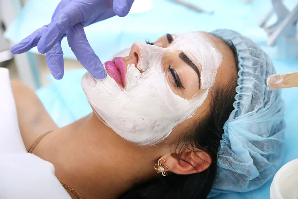 Applying a mask in the spa salon — Stock Photo, Image