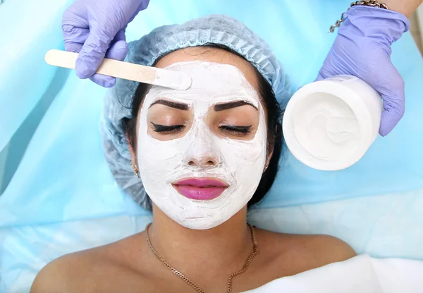 Spa salonda bir maske uygulanıyor