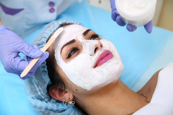 Applying a mask in the spa salon — Stock Photo, Image