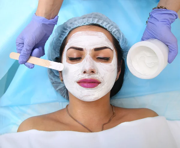 Spa salonda bir maske uygulanıyor