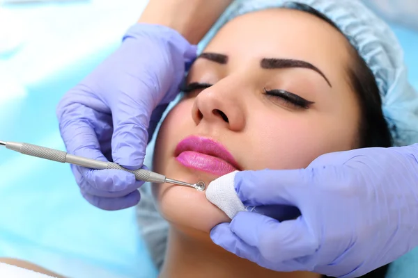 Professionele reiniging van acne in een schoonheidssalon. — Stockfoto