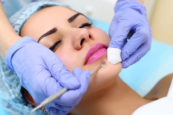 Professionele reiniging van acne in een schoonheidssalon. — Stockfoto