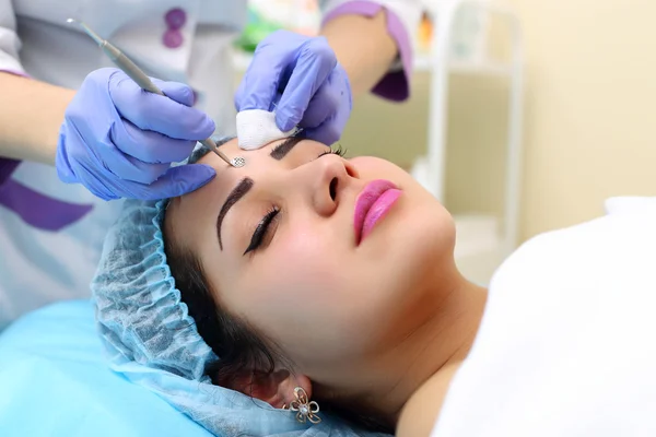 Limpeza profissional de acne em um salão de beleza . — Fotografia de Stock