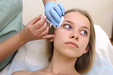 güzel kadın bir enjeksiyon yüzüne alır..