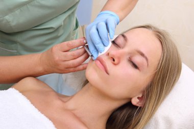 Güzel kadın bir enjeksiyon dudaklarını içinde alır..