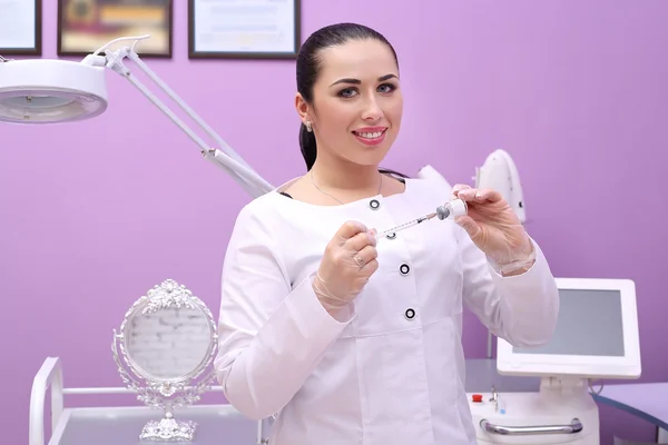 Doctor woman giving botox injections. — Stock Photo, Image