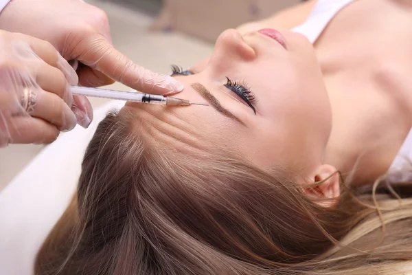 Médica mulher dando injeções de botox . — Fotografia de Stock