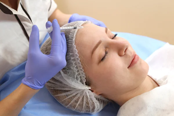Мезотерапія. Красива жінка отримує ін'єкцію в її обличчя . — стокове фото