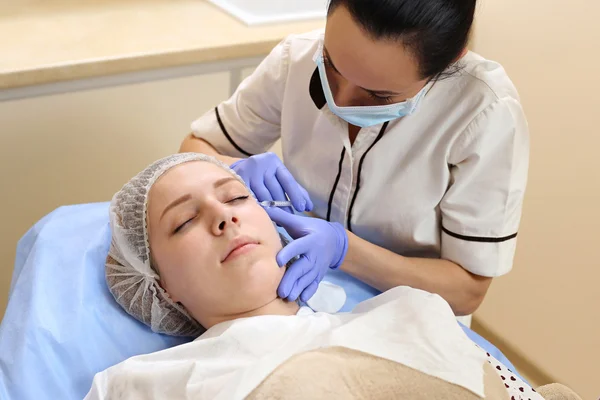 Mesotherapie. schöne Frau bekommt eine Spritze ins Gesicht. — Stockfoto