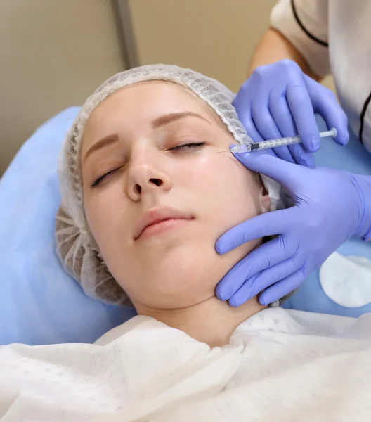 Mesoterapia. Mulher bonita recebe uma injeção em seu rosto . — Fotografia de Stock