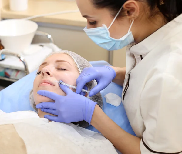 Mesotherapie. Mooie vrouw krijgt een injectie in haar gezicht. — Stockfoto