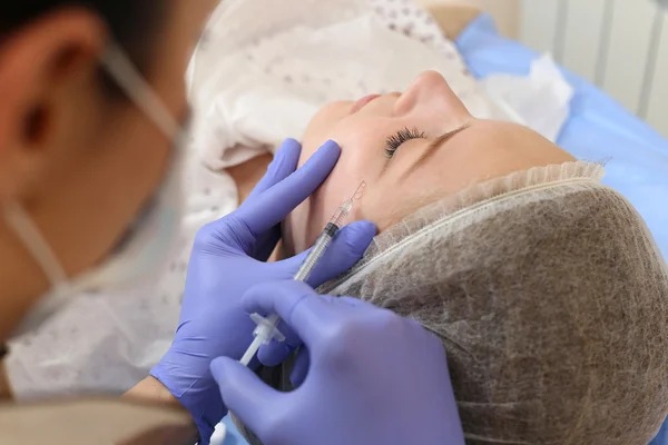 Mesotherapie. schöne Frau bekommt eine Spritze ins Gesicht. — Stockfoto