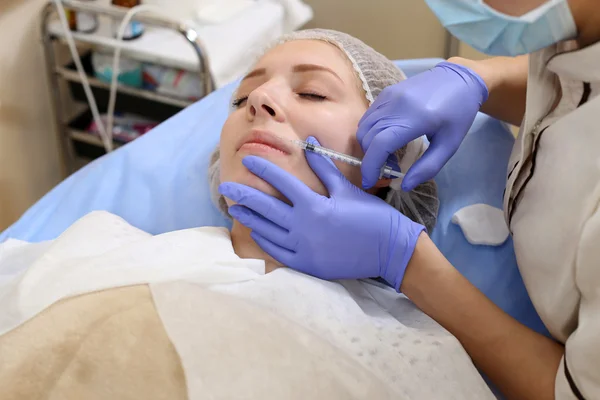 Mesoterapia. Mulher bonita recebe uma injeção em seu rosto . — Fotografia de Stock