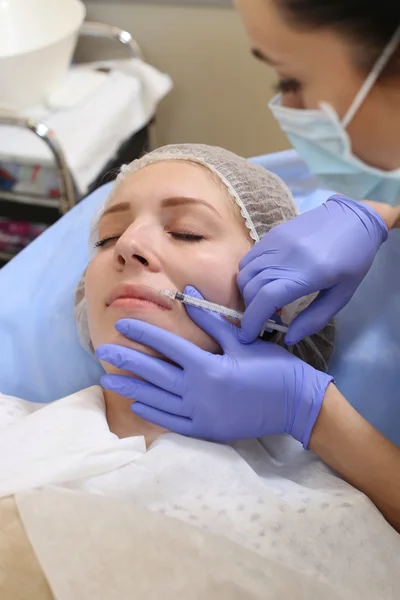 Mesotherapie. schöne Frau bekommt eine Spritze ins Gesicht. — Stockfoto