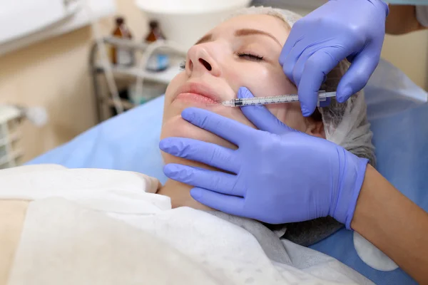Mesotherapie. schöne Frau bekommt eine Spritze ins Gesicht. — Stockfoto