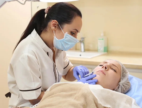Mesotherapie. schöne Frau bekommt eine Spritze ins Gesicht. — Stockfoto