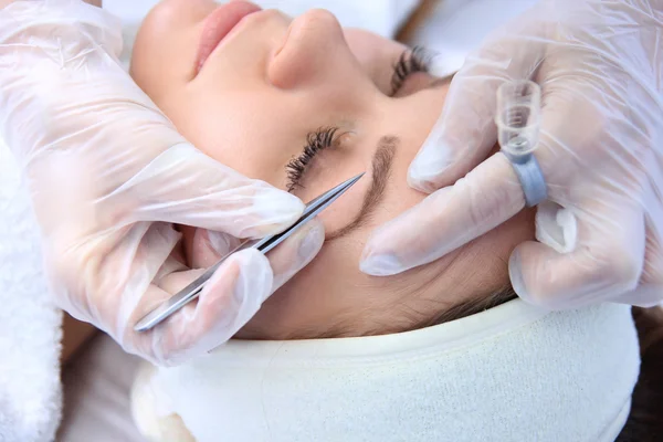 Mujer corrección de cejas — Foto de Stock