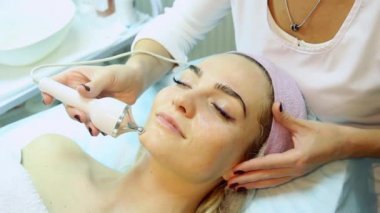 kadının içinde spa klinik kozmetik işlemler yapması.