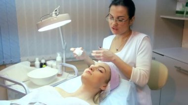 Temizlik ve yüz peeling.