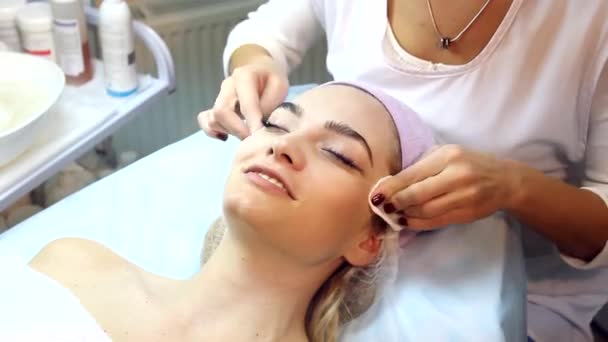 Limpeza e esfoliação facial . — Vídeo de Stock