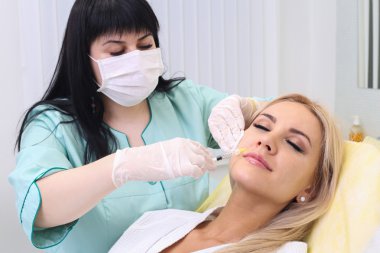 Gençleştirici yüz enjeksiyonları.