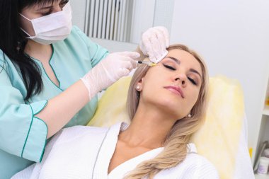 Gençleştirici yüz enjeksiyonları.